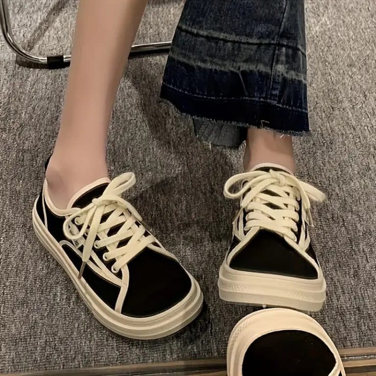 Casual lace-up canvas shoes for women