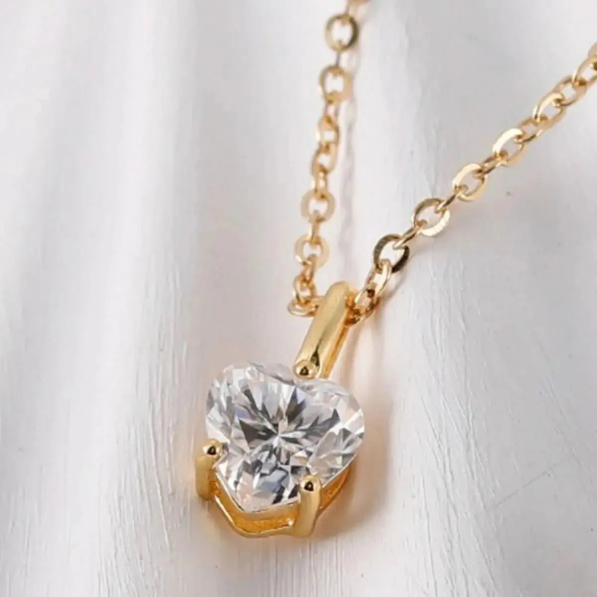 heart-shape-pendant-necklace-around-the-world-in-a-rush-9081789